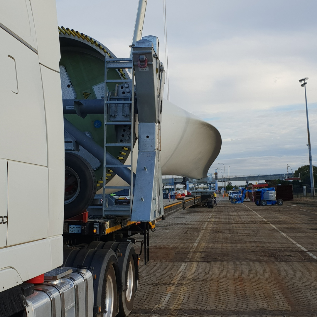Truck carrying a large wind turbine blade 